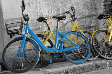 Biciclette vecchie azzurra e gialla, Blue and Yellow old Bicycles