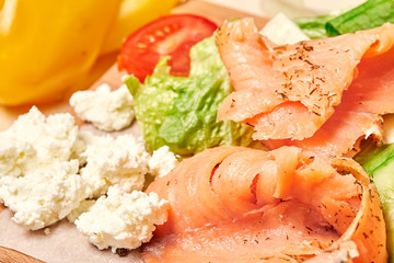 Salmon with cottage cheese aand fresh vegetables. 