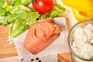 Salmon with cottage cheese aand fresh vegetables.