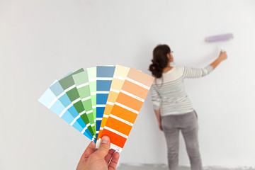 Selecting colors suitable for painting the room.