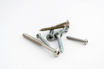 Tornillos de diferentes formas y tama&ntilde;os