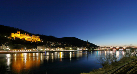 Heidelberg mit Schloß und Alte Brücke stimmungsvoll am Abend