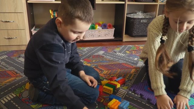 children play with the designer of the cubes