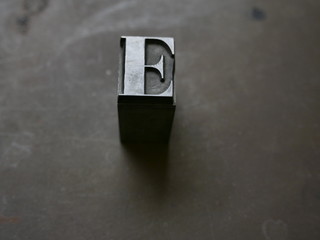 e, buchstabe e, bleiletter, lettern, buchdruck, alphabeth, druck, druckerei, drucken, gutenberg, johannes gutenberg, schwarze kunst, typographie, didot,