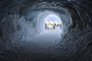 Obraz premium Ice Tunnel Landscape in Chamonix, France