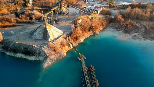 fabbrica sopra il lago