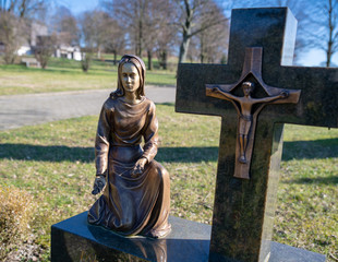 Madonna neben einem Kreuz