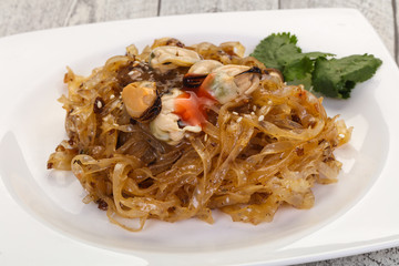 Wok noodle with mussels