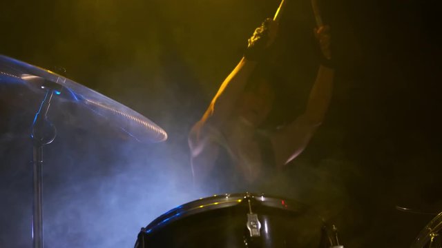 end performance of musician by drumroll on drum plate.