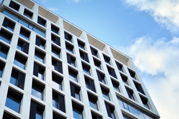 Obraz premium Tthe windows of a modern building for offices 