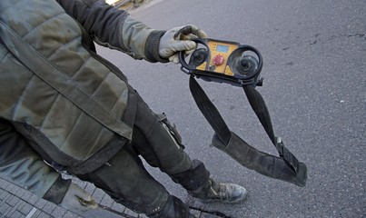 Kranf&uuml;hrer mit einer Fernbedienung