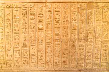 Hieroglyphen in der Tempelanlage Kom Ombo am Nil in Ägypten