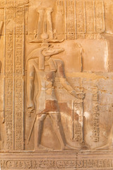 Relief im Doppelempel Kom Ombo am Nil in Ägypten, Kreuzfahrt, Nilufer
