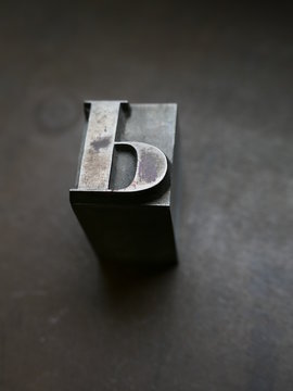 p, buchstabe p, bleiletter, lettern, buchdruck, alphabeth, druck, druckerei, drucken, gutenberg, johannes gutenberg, schwarze kunst, typographie, Gro&szlig;buchstabe, vokal, konsonant, majuskeln, versalien