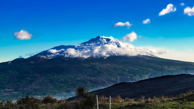 Blick zum schneebedeckten Ätna von Norden
