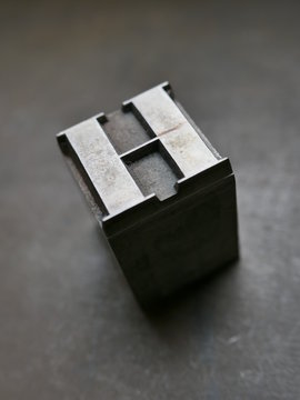 h, buchstabe h, bleiletter, lettern, buchdruck, alphabeth, druck, druckerei, drucken, gutenberg, johannes gutenberg, schwarze kunst, typographie, Gro&szlig;buchstabe, vokal, konsonant, majuskeln, versalien