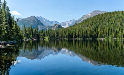 Foto op Canvas Longs Peak bij Bear Lake - Longs Peak en Glacier Gorge weerspiegelen in blauw Bear Lake op een rustige zomerochtend, Rocky Mountain National Park, Colorado, VS. © Sean Xu