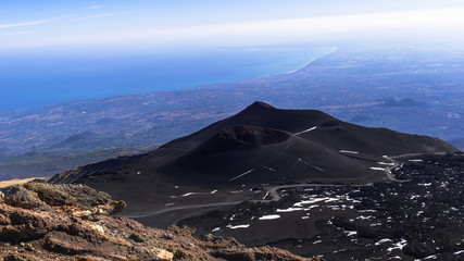 Blick von den Crateri barbagallo über den schwarzen Krater Richtung Catania