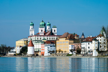 Fototapeta na wymiar Panorama von Passau mit St. Stephan Dom und Schaiblingsturm