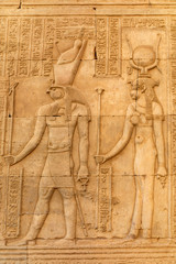 Ägyptische Hieroglyphen am Tempel Kom Ombo am Nil in Ägypten.