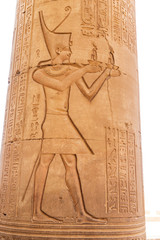 Hieroglyphen an einer Säule des Tempels Kom Ombo am Nil in Ägypten