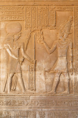 Tempel Kom Ombo Hieroglyphen, Relief im Sanstein am Nil in Ägypten, Nilkreuzfahrt