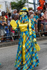 Belle demoiselle en tenue traditionnelle à la parade du littoral de Kourou en Guyane française