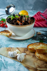Mussels in Plate served with tomatos, toast and lemon