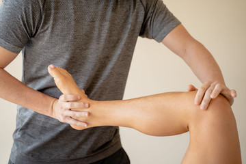 Terapia en centro deportivo dolor de pierna y rodilla