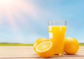 Naklejka premium Orange juice and slices of orange on background