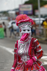 Beauté masquée en rouge à la parade du littoral de Kourou en Guyane française