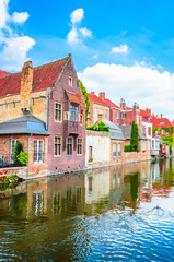 Fototapeta premium Piękny kanał i tradycyjne domy na starym mieście w Brugii (Brugge), Belgia
