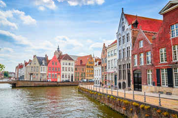 Obraz premium Beautiful canal and traditional houses in the old town of Bruges (Brugge), Belgium