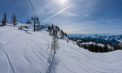 Fototapeta na wymiar Aussicht von Waidring Steinplatte Winter Panorama mit Sessellift