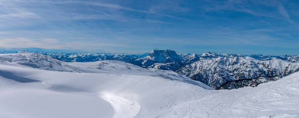 Fototapeta na wymiar Aussicht von Waidring Steinplatte Winter Panorama mit Gipfelkreuz