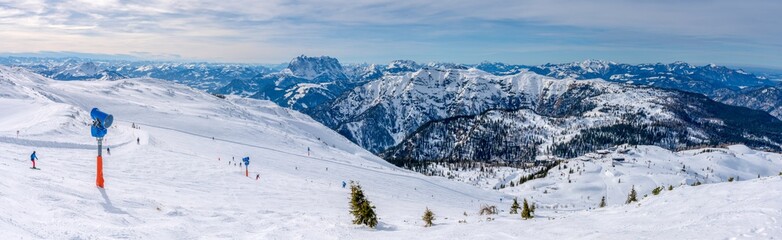 Aussicht von Waidring Steinplatte Winter Panorama mit Schneekanone