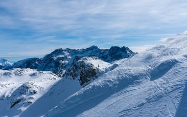 Fototapeta premium Aussicht von Waidring Steinplatte auf Winterlandschaft mit Schipiste