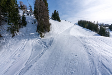Aussicht von Waidring Steinplatte auf Winterlandschaft mit Schipiste