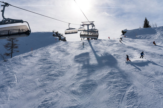 Aussicht von Waidring Steinplatte auf Winterlandschaft mit Schipiste und Schifahrer