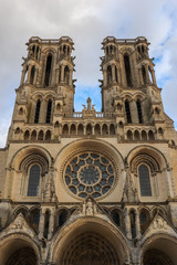 Fototapeta na wymiar Hauts-de-France - Picardie - Aisne - Laon - Cathédrale Notre-Dame sous un nuage gris