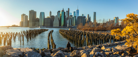 Obraz premium View to Manhattan skyline from Brooklyn Bridge Park.