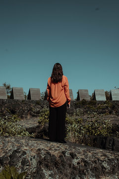 Mujer sobre piedras