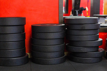 Obraz premium A stack of iron disc weights in a gym