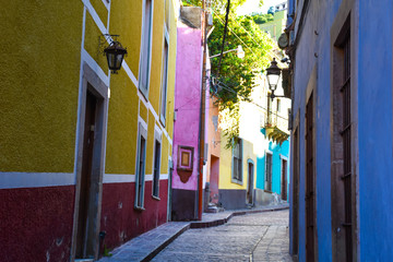 Fototapeta na wymiar las calles coloridas de Guanajuato Mexico