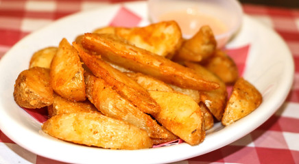 Papas fritas en un plato blanco, vista de cerca