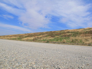 早春の砂利道のある江戸川河川敷風景
