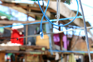 Patchkabel Internet Kabel hängt in der Luft, Slum Squatter Armenviertel