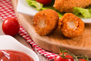 Supplì, italian fried rice balls. 