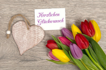 Tulpen und Karte: Herzlichen Glückwunsch