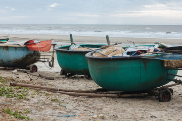 Obraz premium Fisher's village with many traditional vietnamese basket boats on the beach early in the morning